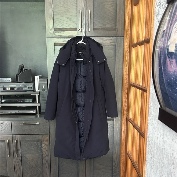 Uniqlo Navy Long Puffer Coat with Plush Detachable Hood - Picture 3 of 12